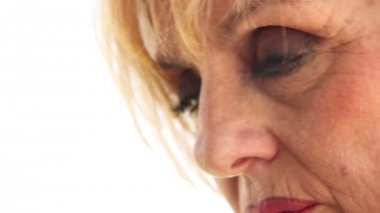 yaşlı kadının yüzü