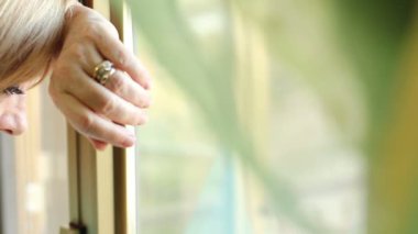 pencerenin yanında üzgün kadın