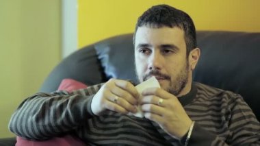 genç adam vardır üşüttüm evde: ateş, hasta, hastalık, mendil