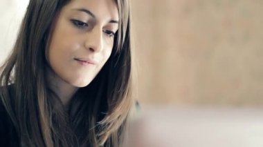 Dizüstü bilgisayar kullanan güzel kız