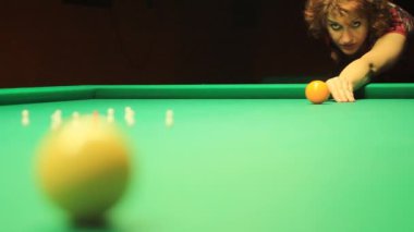 9-pin Bilardo oynayan insanlar
