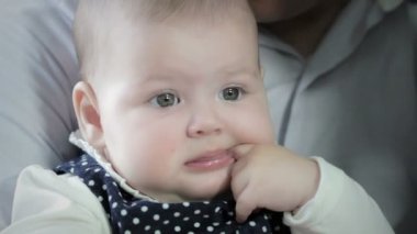 Genç ailesiyle mutlu bebek