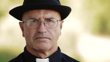 Siyah bir gömlek giymiş eski papaz