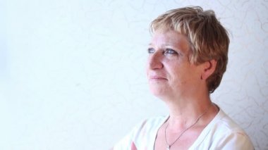 mutlu orta yaşlı bir kadın