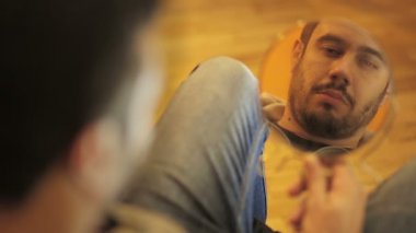 bir adam aynaya yüzünü yansıtan. delilik, yalnızlık, şaşkınlık