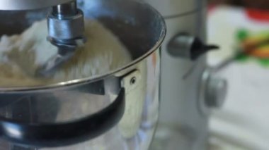 ekmek hamur yoğurma