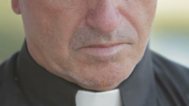 Rahip İncil ' okuma