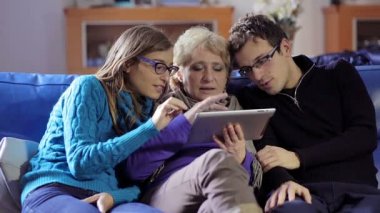 Aile Having Fun evde tablet bilgisayar ile