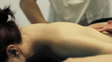 tedavi masaj: fizyoterapist sevimli genç kız masaj