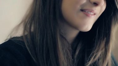 Dizüstü bilgisayar kullanan güzel kız