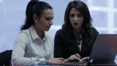 Patron onun çalışan için iş planı açıklar