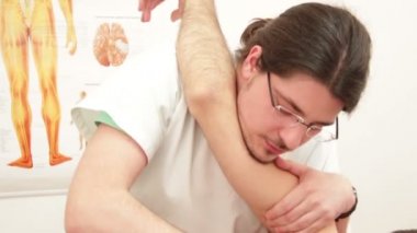 fizyoterapist incelenirken hastanın