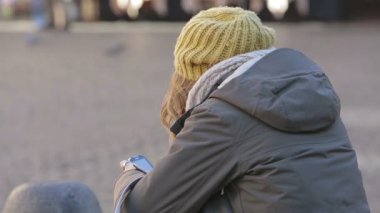 irsal SMS sokakta kış döneminde kadın