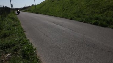 Motosiklet süren adam.