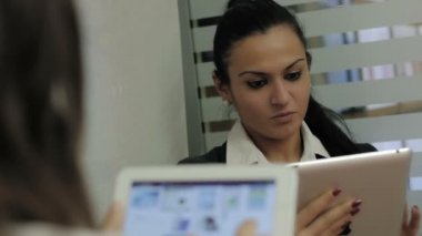 Office dijital Tablet ile iş kadınları