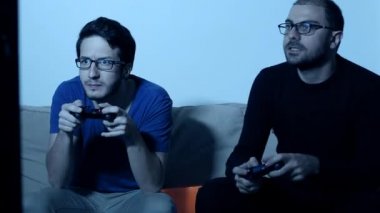 Genç erkekler video oyunları oynarken