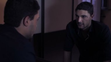 Kızgın adam ayna çığlık görünüyor