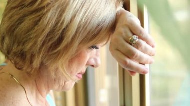 pencerenin yanında üzgün kadın