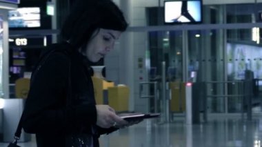 güzel kadın tablet kullanma