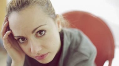 iş yerinde dalgın kız: Bak, genç, çekici, sorun, düşünceli