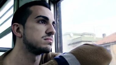 tren ile seyahat adam