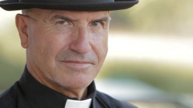 Rahipler sade bakışları üzerinde kapat