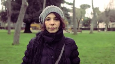 Çim parkta yürürken kadın