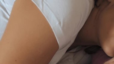 Uyuyan genç güzel kadın