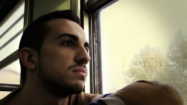 tren ile seyahat adam