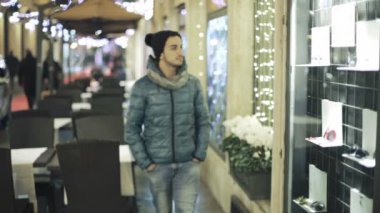 Dükkanı penceresine bakarak adam