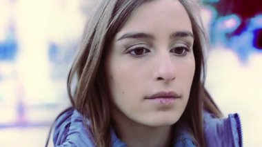 güzel bir üzgün kız portresi. Slowmotion