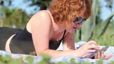 Cep telefonuyla çekici genç kadın manifatura