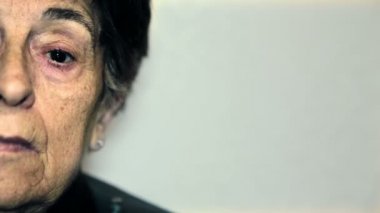 dalgın yaşlı bir kamera (yarım yüz arıyorum kadın portresi)