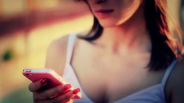 Cep telefonu kullanan kadın