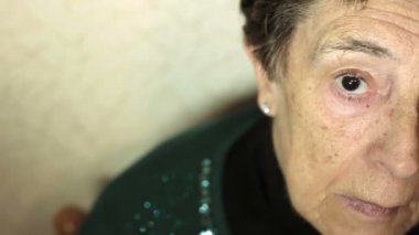 endişeli ve yalnız yaşlı bir kamera (yarım yüz arıyorum kadın portresi)