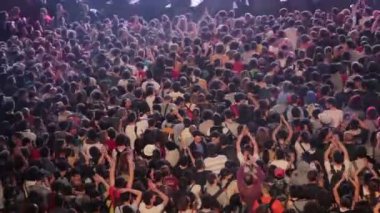 seyirciler alkışlar eller süre konser