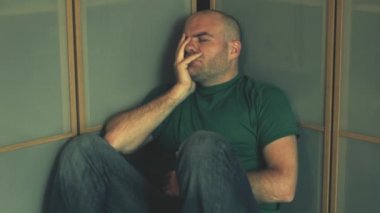 Depresif adam tek başına oturmak
