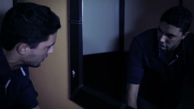 Kızgın adam ayna çığlık görünüyor