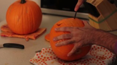 Balkabağı fener yapan erkek