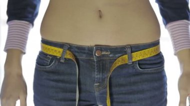 Belini ölçen bir kadın.