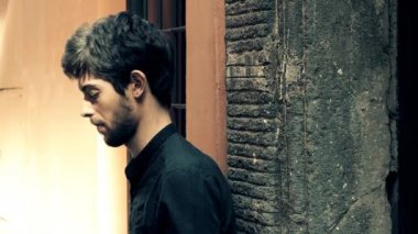 adam bekliyor ve Sigara
