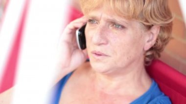 Cep telefonu kullanan olgun bir kadın