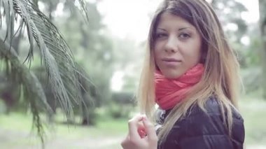 Genç kız bir öpücük atma