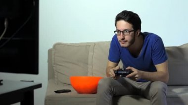 Gamepad ile video oyunları oynarken adam