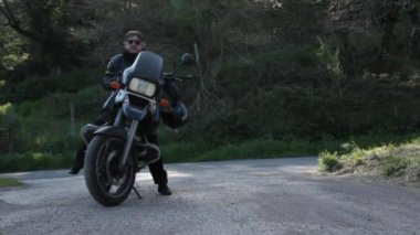 başlatma ve gidiyor motorcu