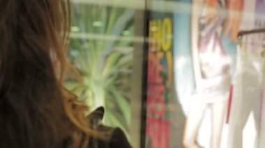 Genç kadın için bir şeyler arıyor