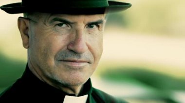 Rahipler sade bakışları