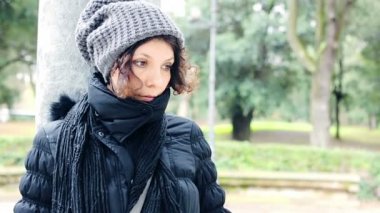 üzgün kadın parkta