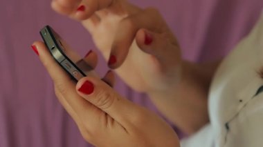 Kadın video oyunları smartphone üzerinde çalış.