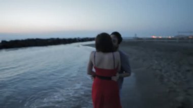 Genç kadın sevgilisi ile bir tokat vurmak ve onu öper